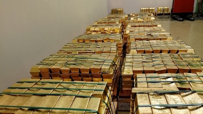 Cena zlata poprvé překonala hranici 2300 dolarů